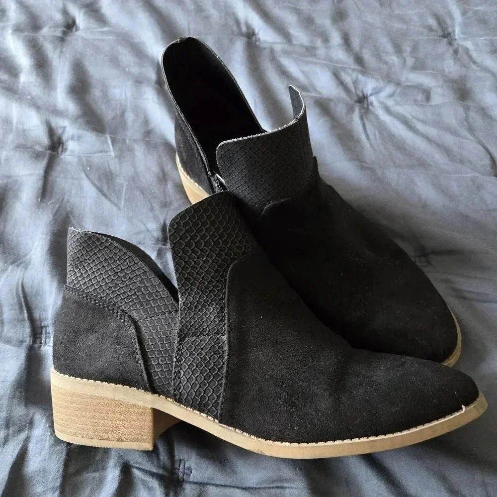 American Eagle | Black Short Booties Sz 8.5